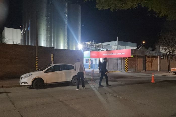 Impactante choque y vuelco en avenida Ernesto Salva: un remisero terminó tumbando el auto - 3