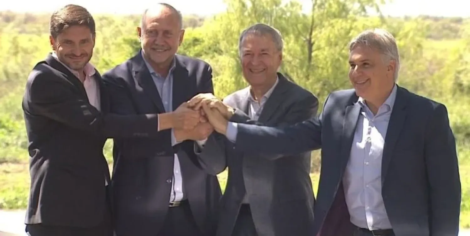 Maximiliano Pullaro, Omar Perotti, Juan Schiaretti y Martín Llaryora, a la vera del río, en Coronda, durante el acto de firma para el inicio de los trabajos del Acueducto Interprovincial Santa Fe-Córdoba. Archivo El Litoral.