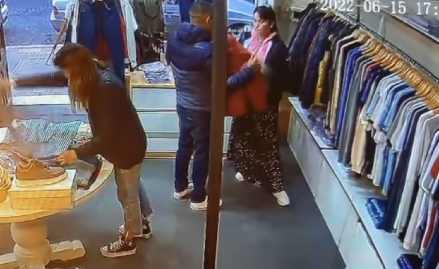 Robaron en un comercio céntrico y quedaron registrados en las cámaras de seguridad
