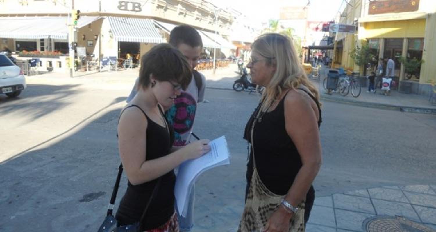 Continúan juntando firmas para la comisaría de la mujer