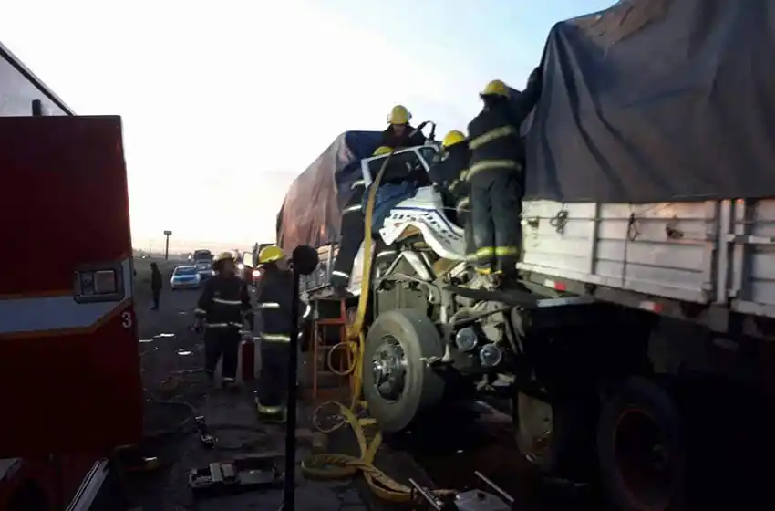 Un muerto y un herido en la autopista Rosario-Buenos Aires