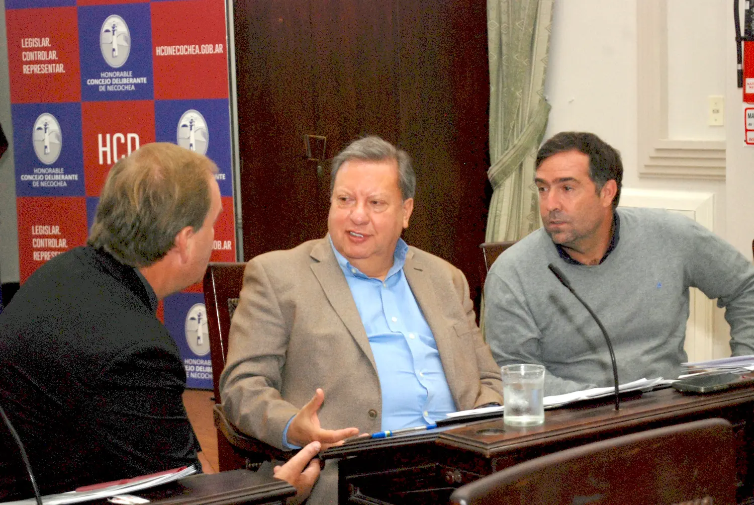 Charla. Entre Schwarz y Zubillaga en un pasaje de la sesión, aunque también hubo chispazos entre las dos bancadas.
