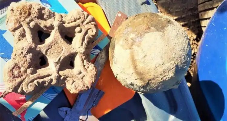Vuelta de Obligado: tomaron muestras para analizar las cadenas y recibieron más objetos hallados por el pescador