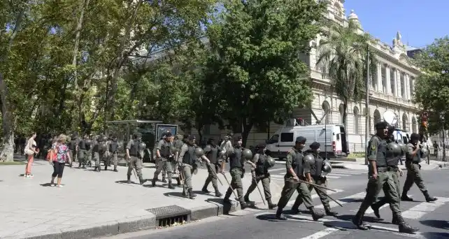 El control de la policía traba el regreso de fuerzas federales