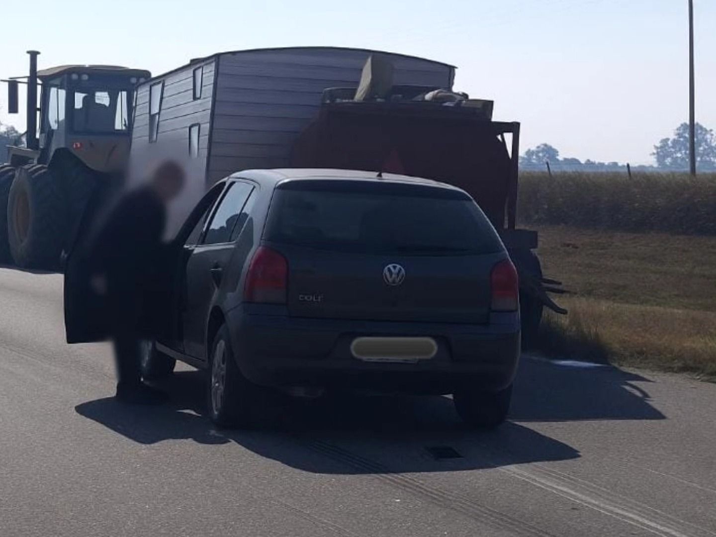 Fuerte impacto: un auto chocó contra un tanque cisterna remolcado por un tractor y hay una mujer herida