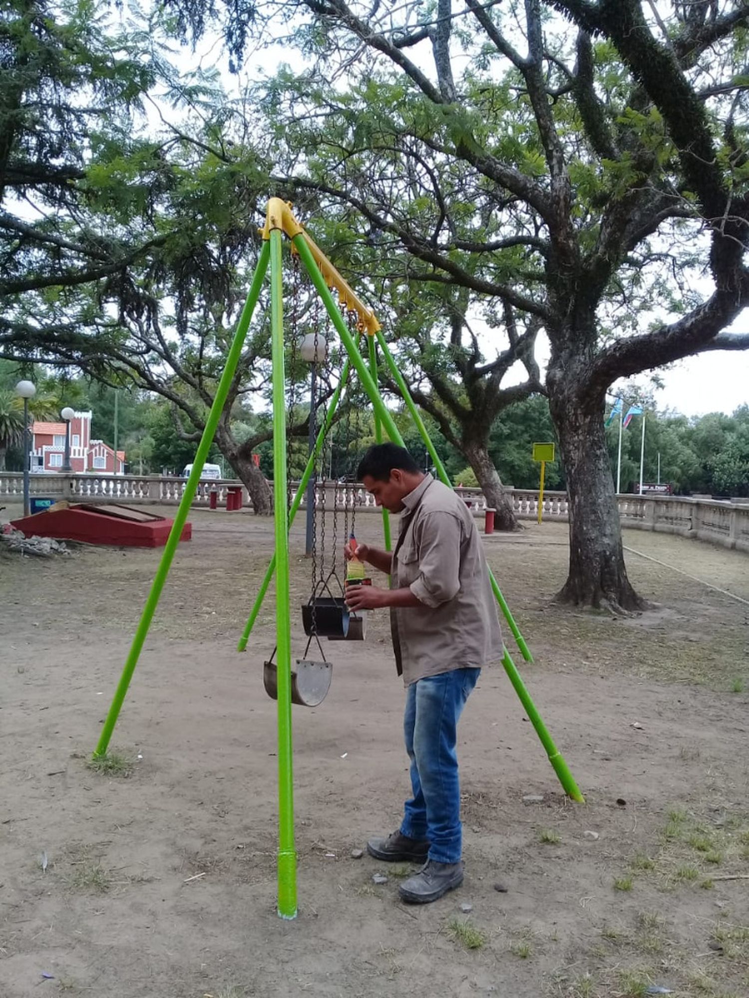 Se repintaron  los juegos  de Plaza de  Colón