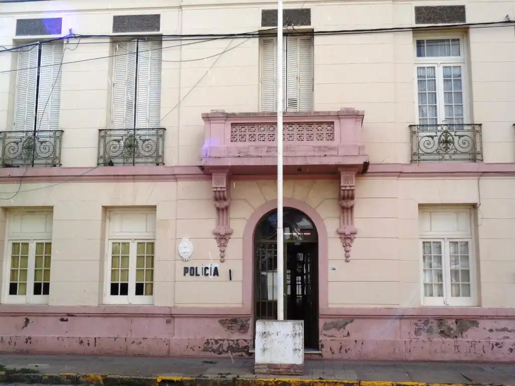 Buscan a un hombre por prender fuego a su mujer embarazada en Coronel Dorrego