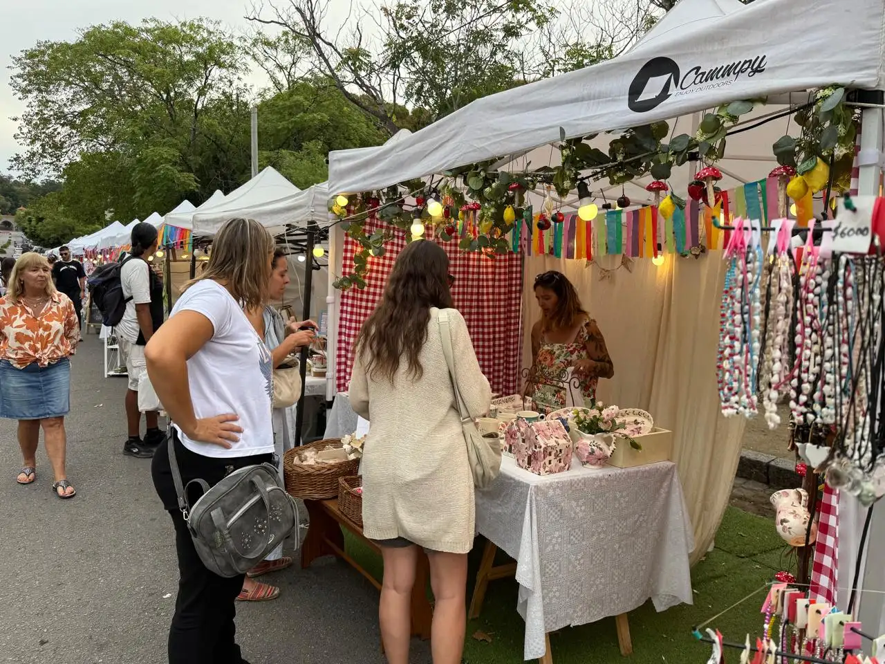 Durante este fin de semana, vecinos y visitantes podrán recorrer la Feria de la Comunidad Emprendedora.