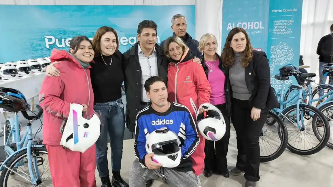 Sonrientes. El ministro Marinucci y Jimena López posan junto a funcionarios y personas que recibieron cascos