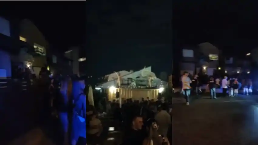 En uno de los locales había una banda musical tocando sobre el techo del local.