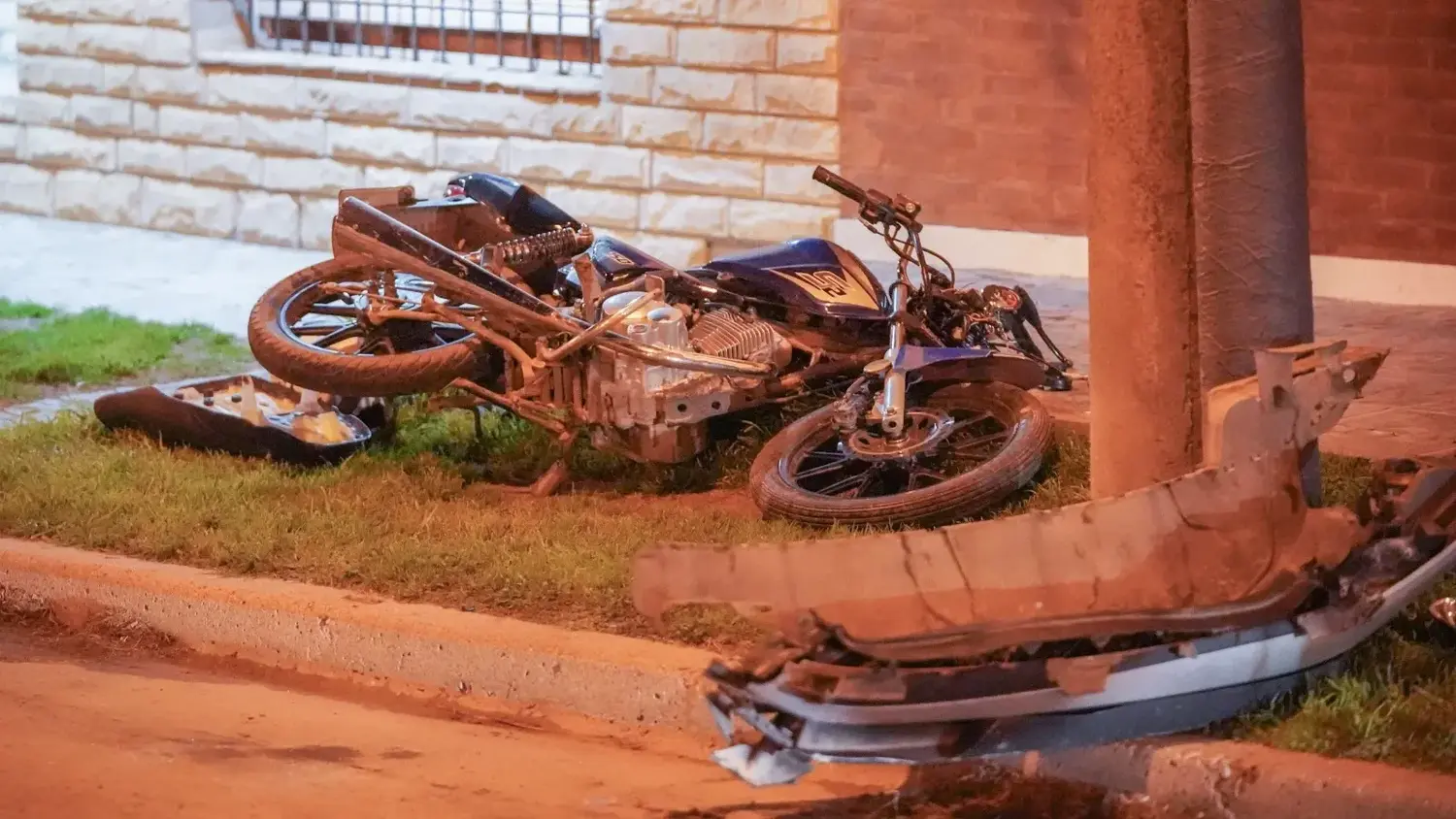 Daños materiales. De importancia, registró el rodado que terminó sobre una vereda