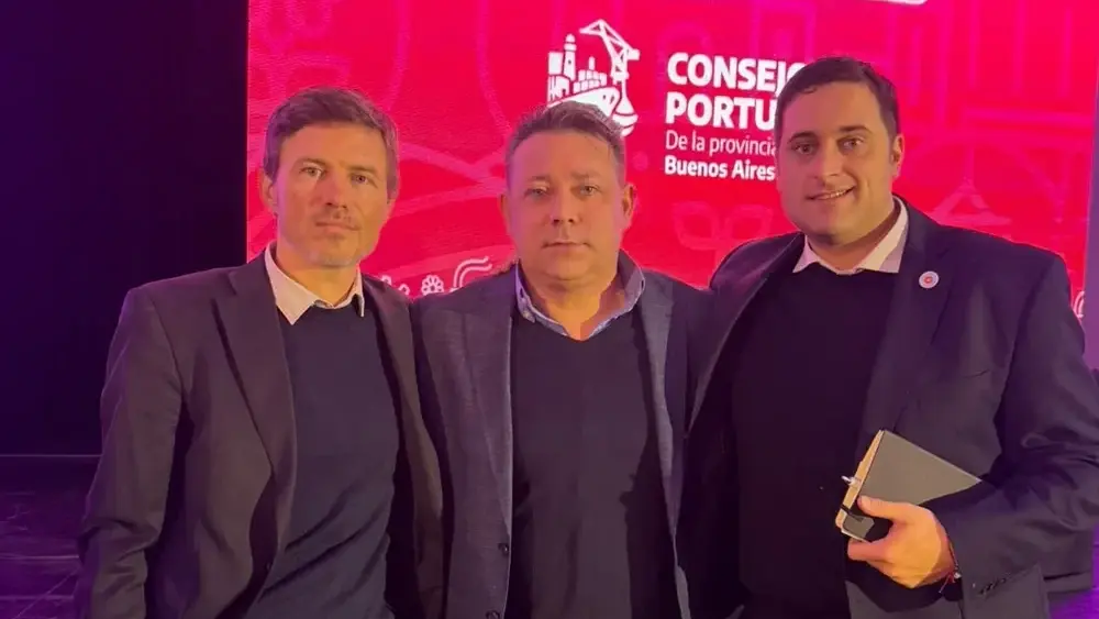 Ernesto Povilaitis (centro) junto al ministro de Producción de la provincia de Buenos Aires, Augusto Costa, y el subsecretario de Asuntos Portuarios.