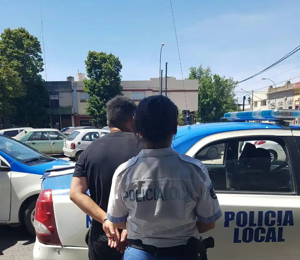 Huyeron de un control y embistieron a un policía