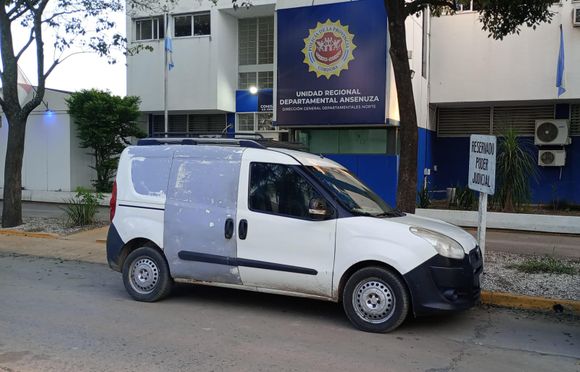 Dejó la llave puesta en la camioneta, se descuidó y se la robaron