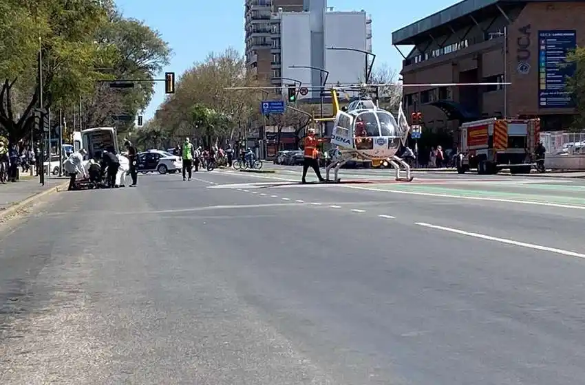 Una motociclista está grave tras chocar contra un camión en el cruce de las rutas 9 y AO12