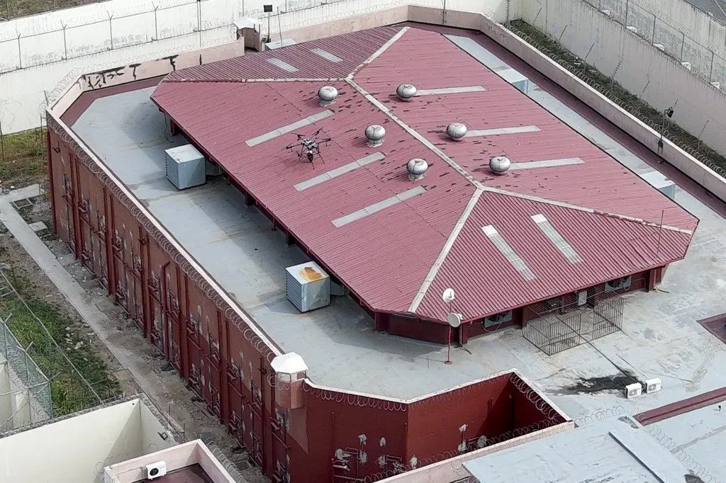 ¡HOLLYWOOD EN PAÑALES! Un dron aterriza con una bomba en el techo de cárcel de máxima seguridad en Ecuador