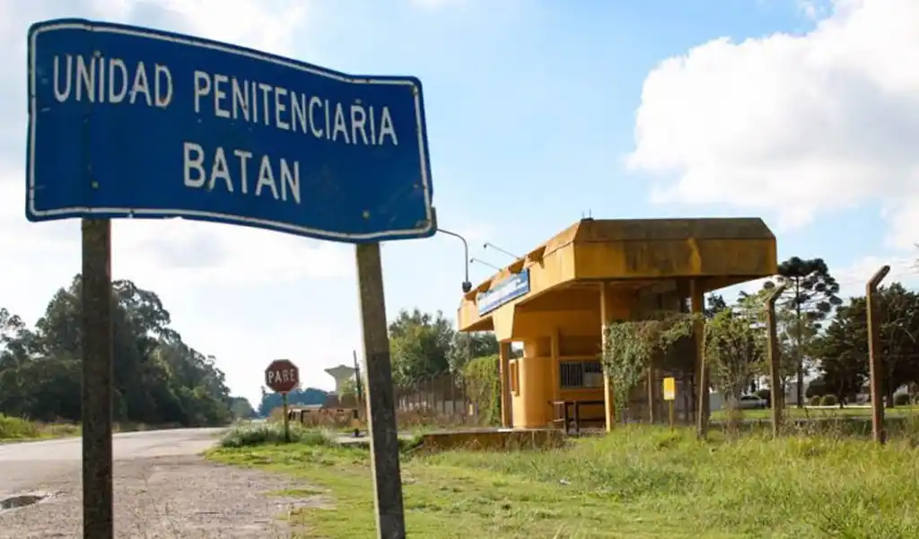Insólita fuga: Lo estaban trasladando a la cárcel de Batán, saltó del patrullero y escapó 
