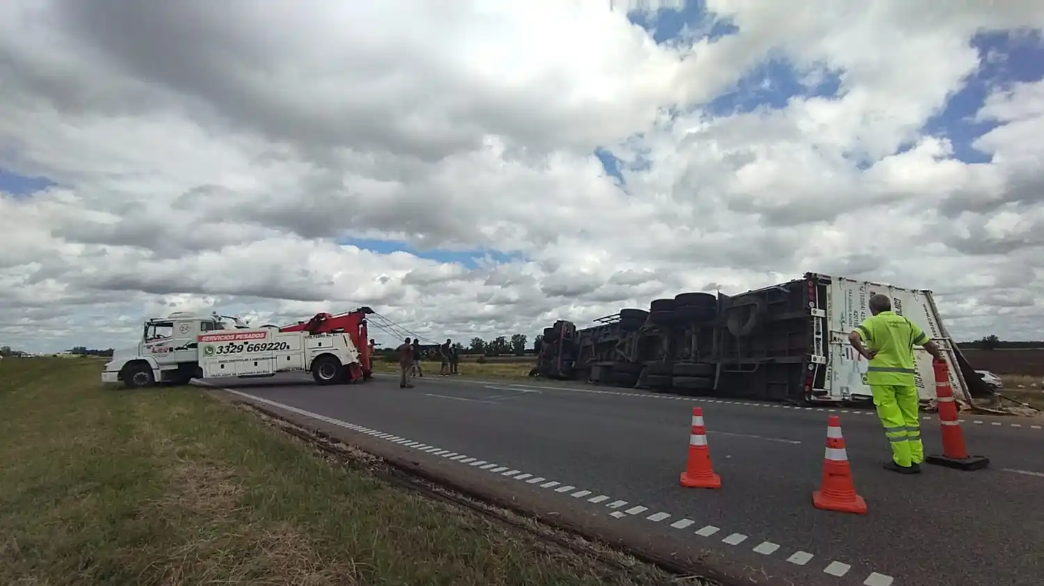 Vuelco camión comestibles 003