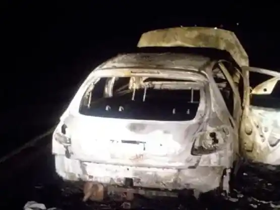 Ruta 14: un auto se incendió por completo y sus ocupantes lograron salir a tiempo