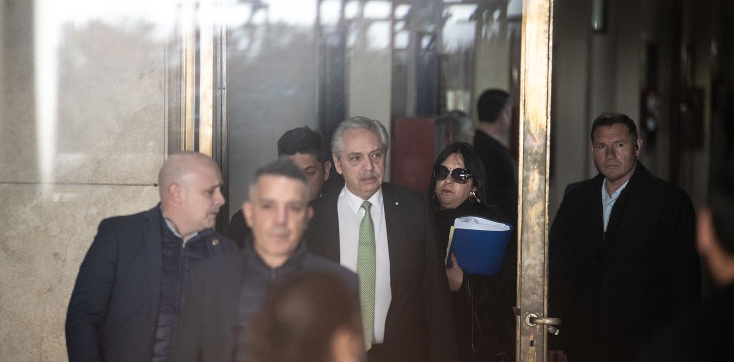 Alberto Fernandez llega a Comodoro Py junto su abogada Mariana Barbitta para ampliar su indagatoria en la causa seguros, la semana pasada (Foto: Clarín)