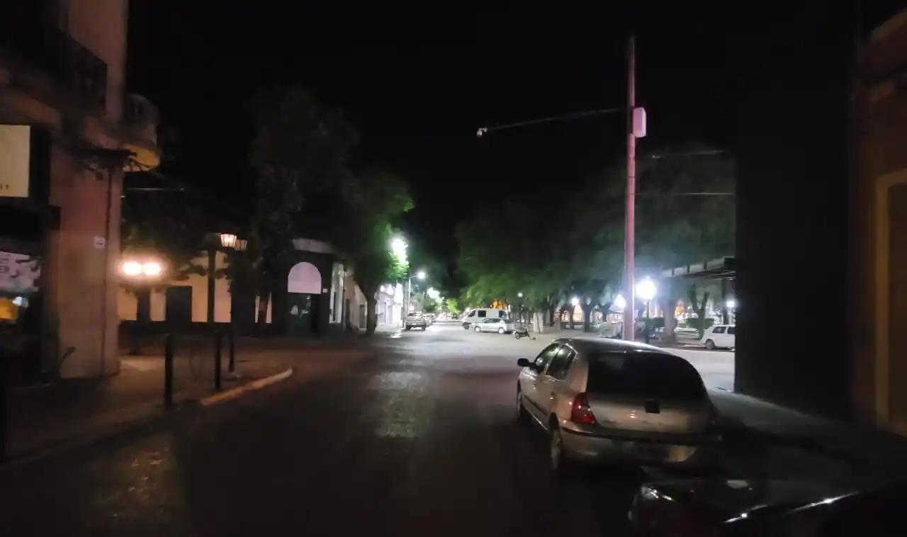 Así se ve la esquina de Belgrano y Balcarce durante las noches.
