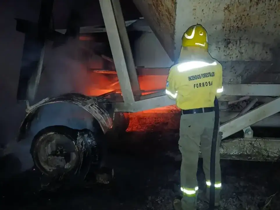 Los bomberos sofocaron las llamas de un incendio en el predio de Vialidad Nacional