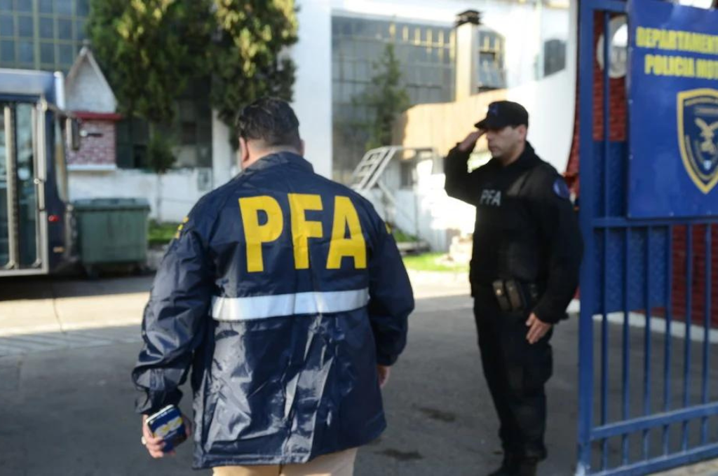 Sus compañeros alertaron al grupo especial GEOF de la misma fuerza y llamaron al Same