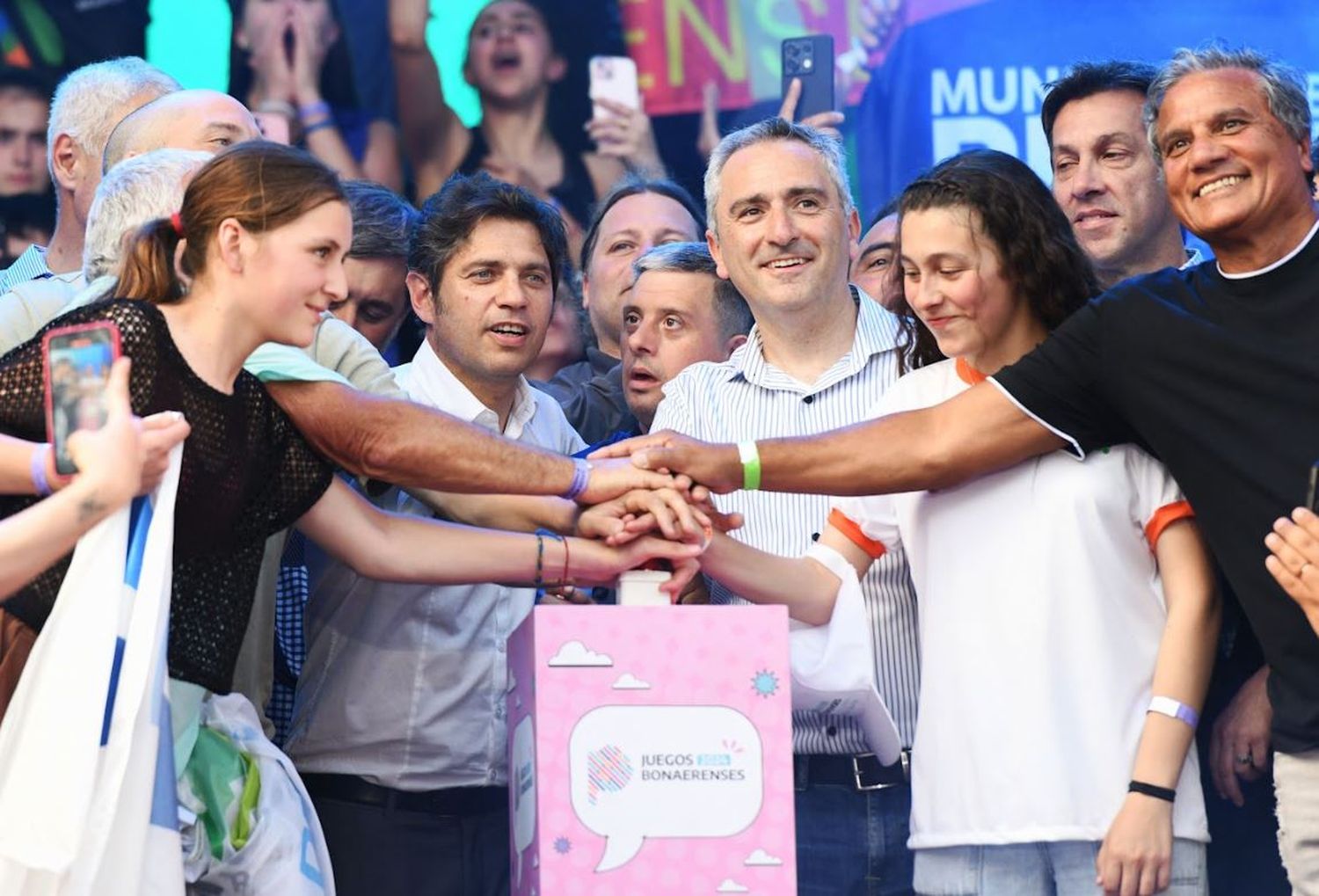 Todos juntos apretaron el pulsador que desató una lluvia de papelitos y funcionó como puntapié inicial para que comiencen “las finales”.