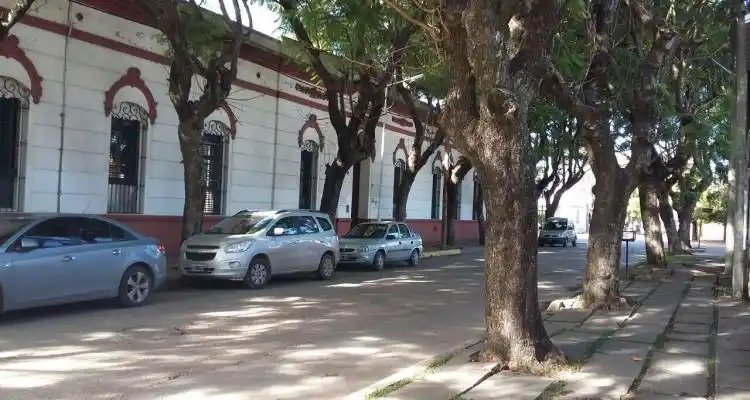 Nuevo caso que involucra a una pareja que intenta abordar chicos cerca de las escuelas