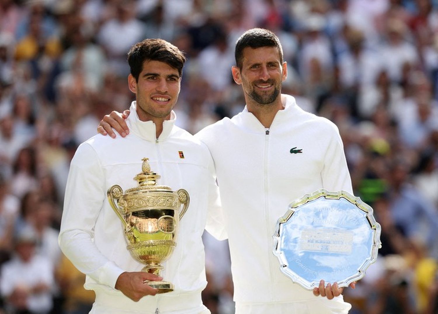 Carlos Alcaraz y Novak Djokovic posan tras la final de Wimbledon