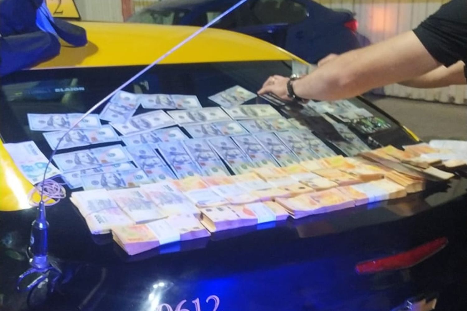 Pareja detenida por llevar suma millonaria de dinero en un taxi.