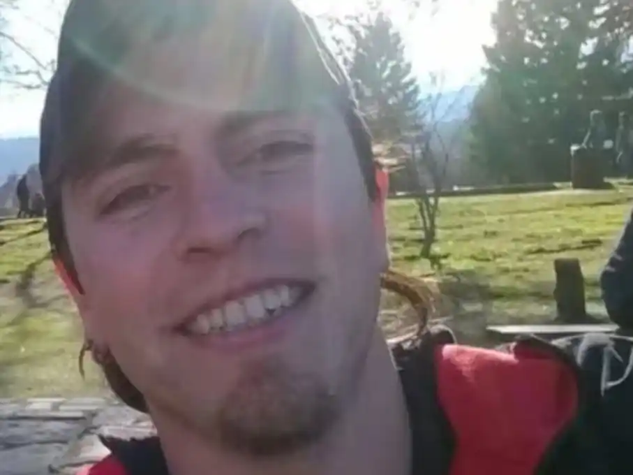 La víctima, identificada como Ramiro Martínez, murió al llegar al hospital. (Foto: Diario Crónica de Comodoro Rivadavia)