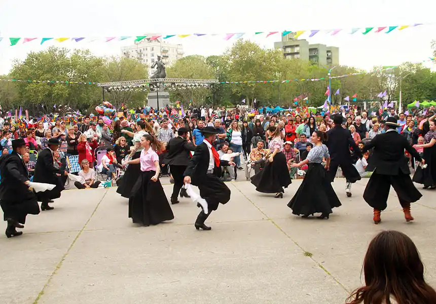 En la Plaza. Comenzó la fiesta de Necochea