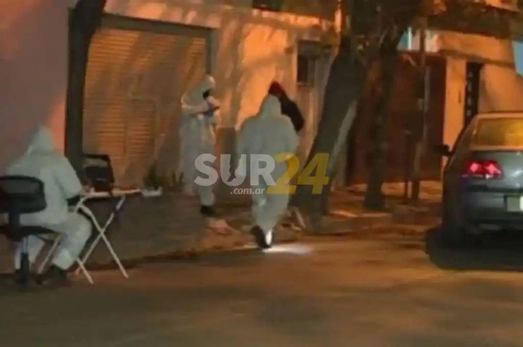 Un auto chocó contra una casa y adentro había una mujer asesinada de un balazo