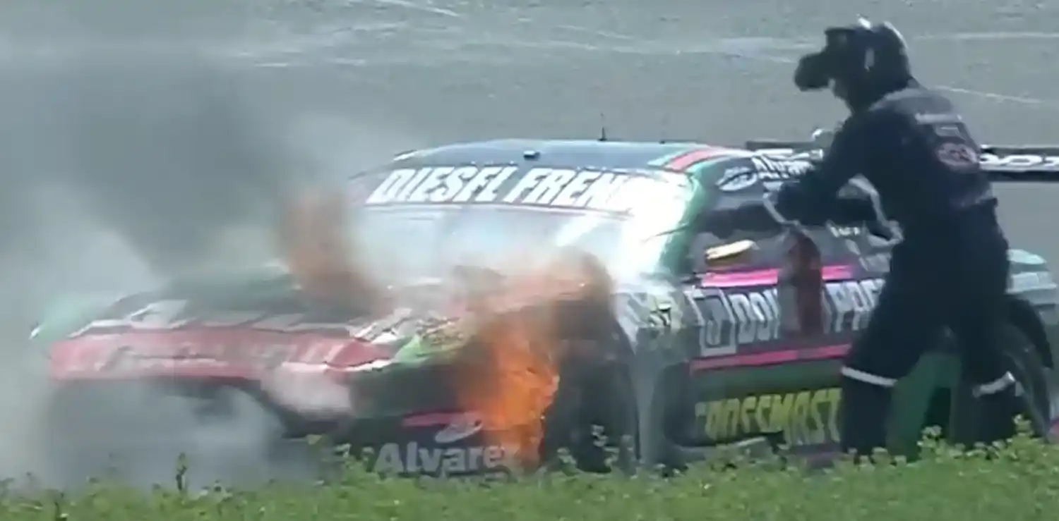 Fuego en el auto de Juan Bautista de Benedictis, en la final del TC en Paraná