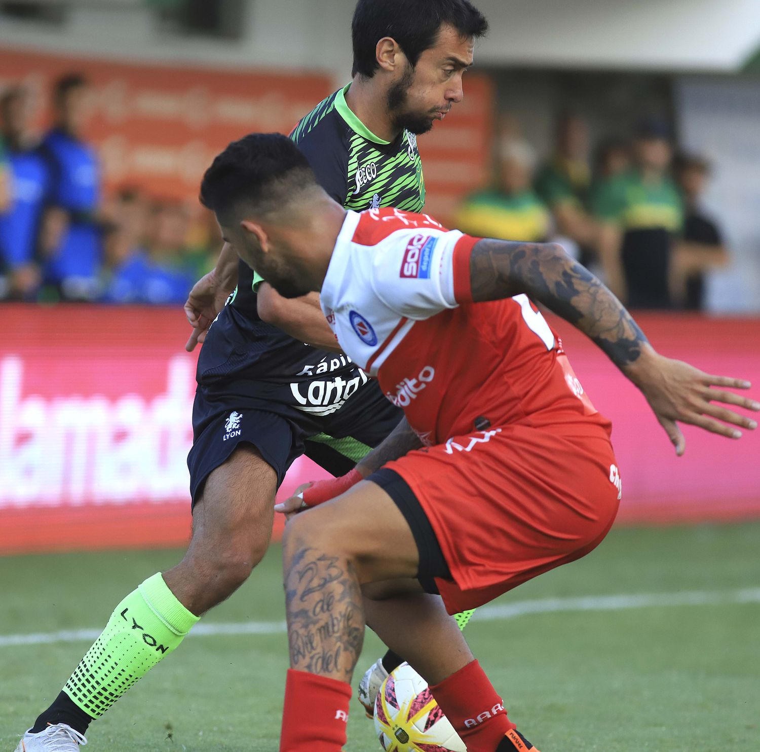 Defensa pretende ser puntero sin compañía