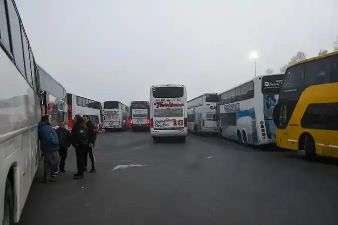 Corte, demoras y largas filas en la autopista Buenos Aires-La Plata por una protesta de choferes de micros