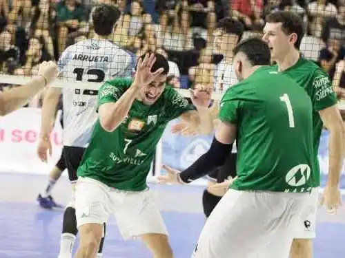 Ferro ganó las dos primeras
finales y quedó a un paso