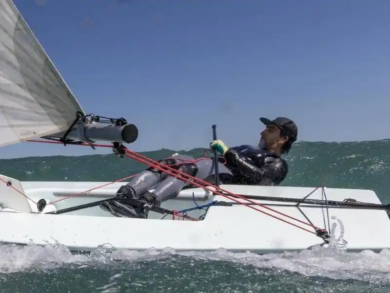 La celeste y blanca flameó en aguas internacionales de la mano del santafesino
