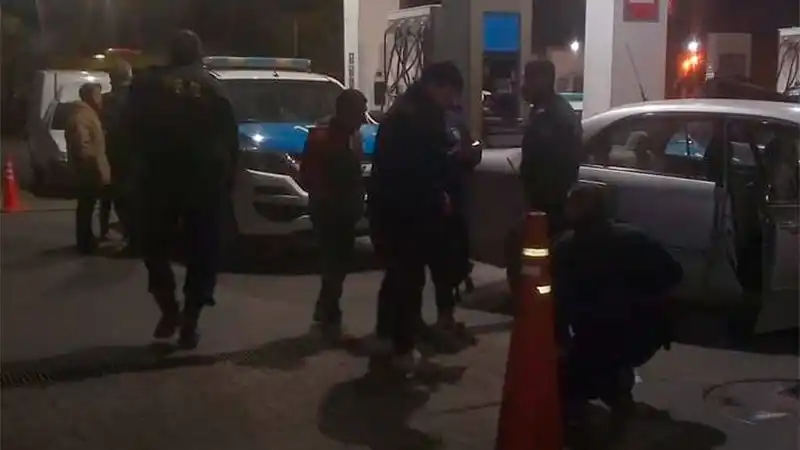 Fue a cargar nafta borracho y agredió a los playeros y a la policía