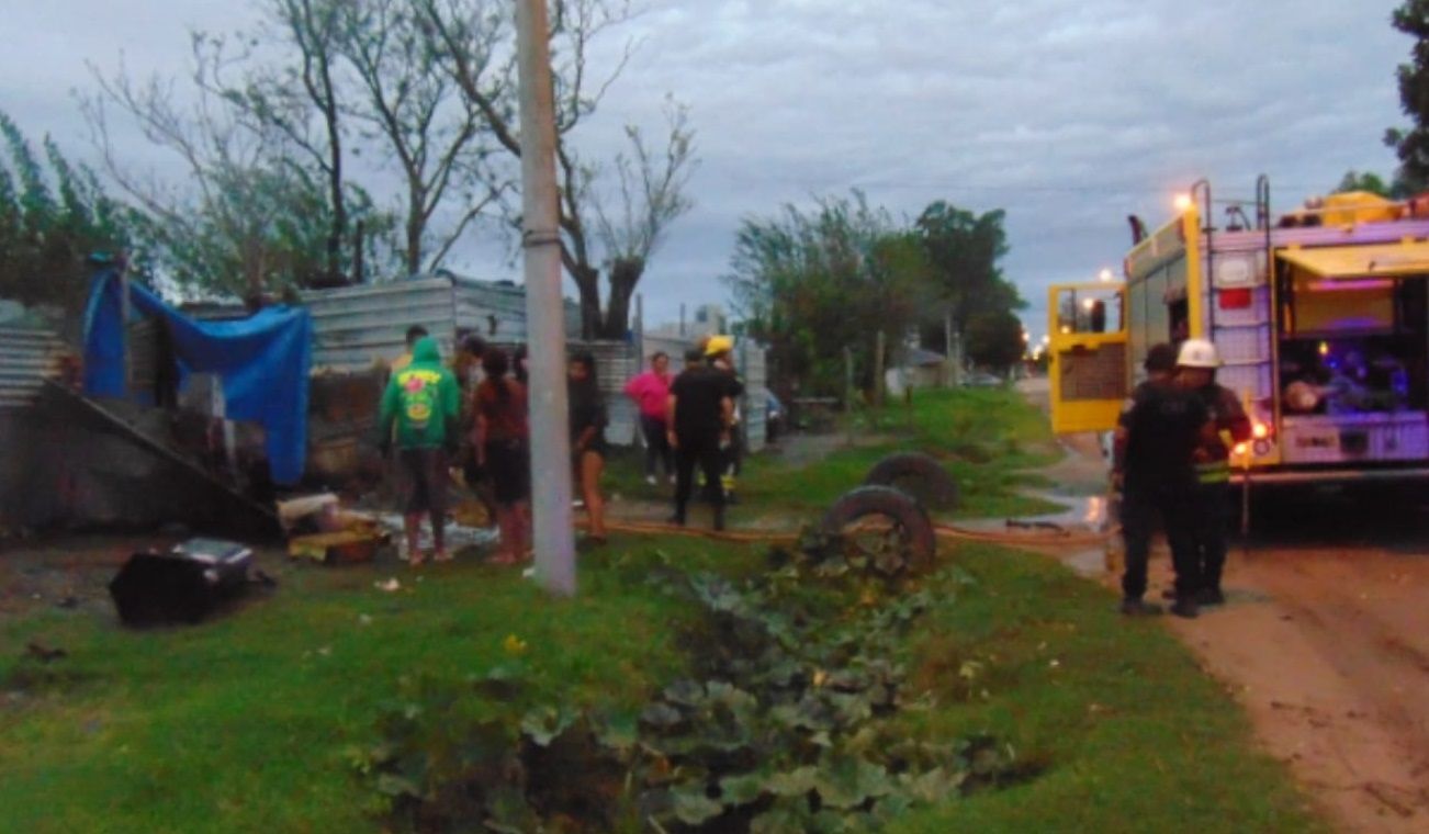 Bomberos sofocaron las llamas en conjunto con los vecinos.