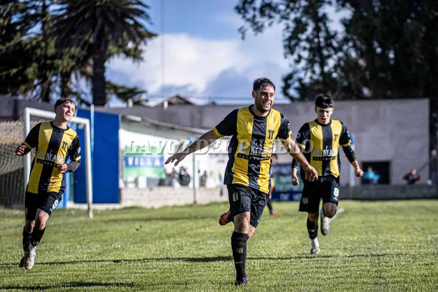 Los jugadores Decanos festejan la victoria ante Villa en el Bosque
