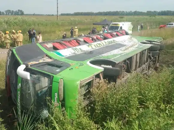 Vuelco en Ruta 2: detienen al chofer y más de 40 heridos fueron derivados; Provincia aclaró que no era un acto político