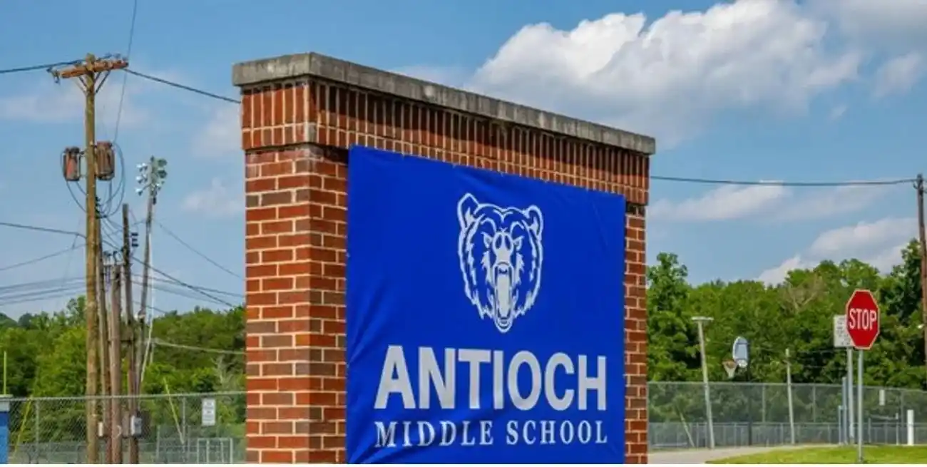 Un estudiante de 17 años, armado con una pistola, abrió fuego en la cafetería de la secundaria Antioch alrededor de las 11.
