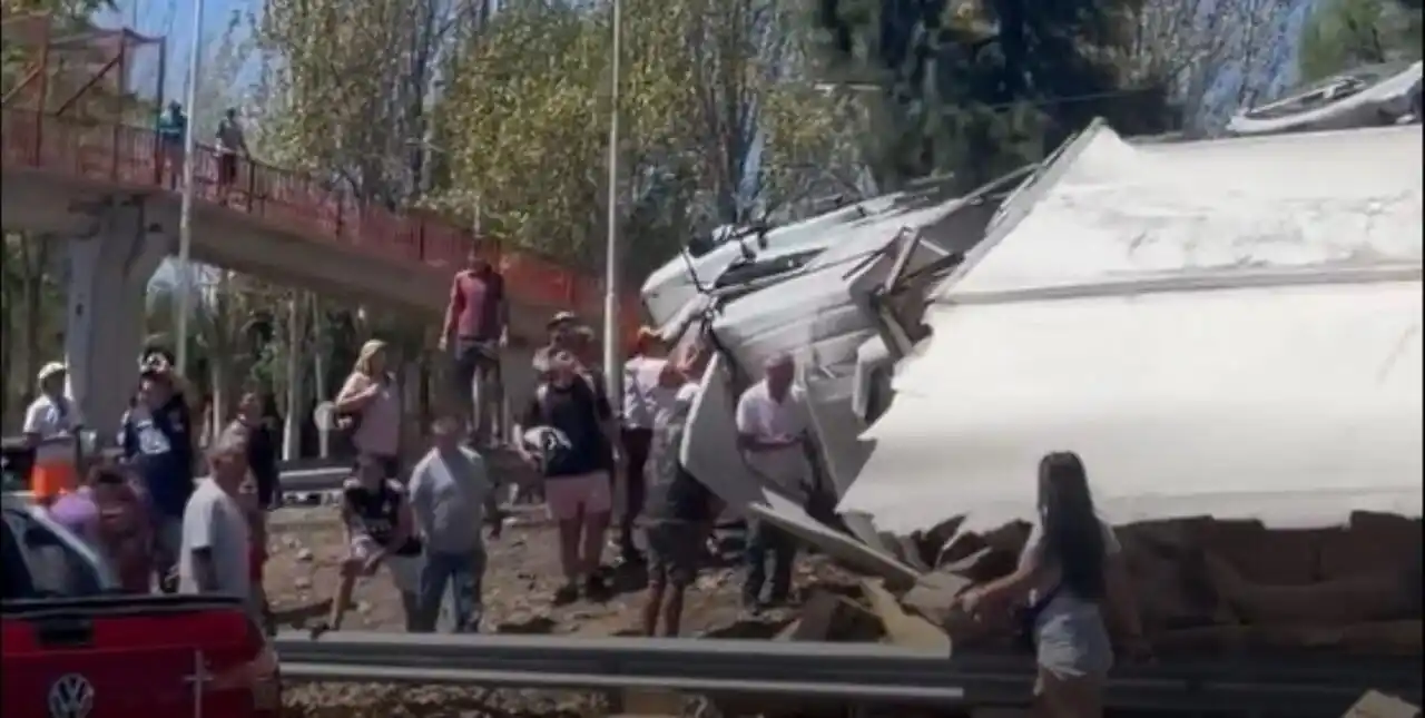 Video: volcó un camión que trasportaba papas fritas y los vecinos saquearon el cargamento