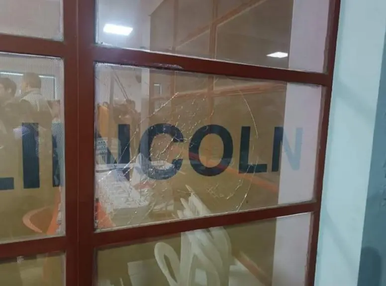 Los cooperativistas produjeron roturas de vidrios y otras instalaciones.
