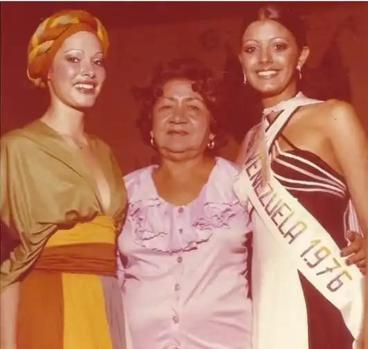Judith Castillo acompañada por su abuela y Bethzabeth Ayala quien la secundó en el cuadro de 1976, Foto: Instagram