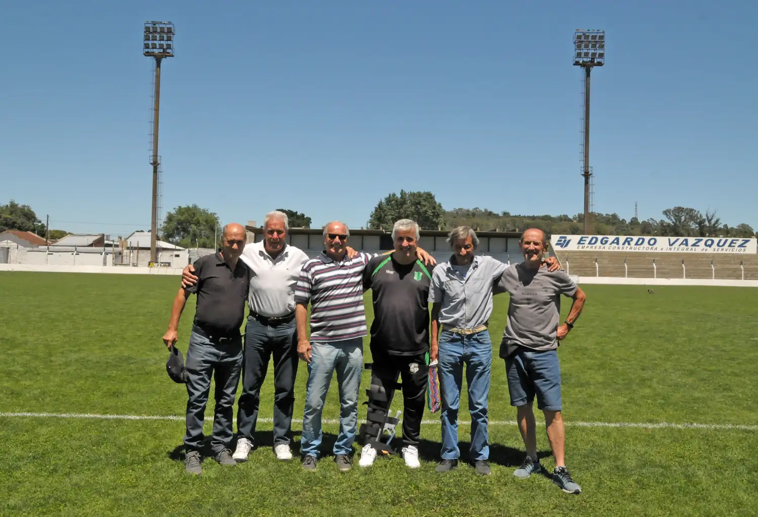 Arrieta, Gamalero, Varales, Solimanto, Villar y Alonso, en el estadio de la final jugada hace 45 años.