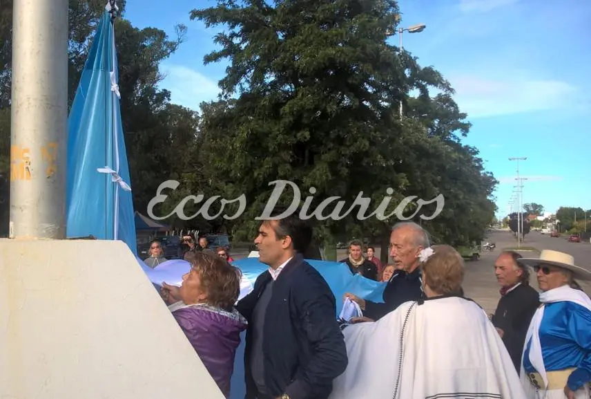 Se realizó el acto en honor a la Bandera