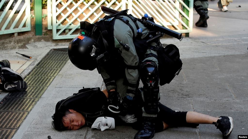 Siguen las protestas violentas en Hong Kong con intervención de la policía